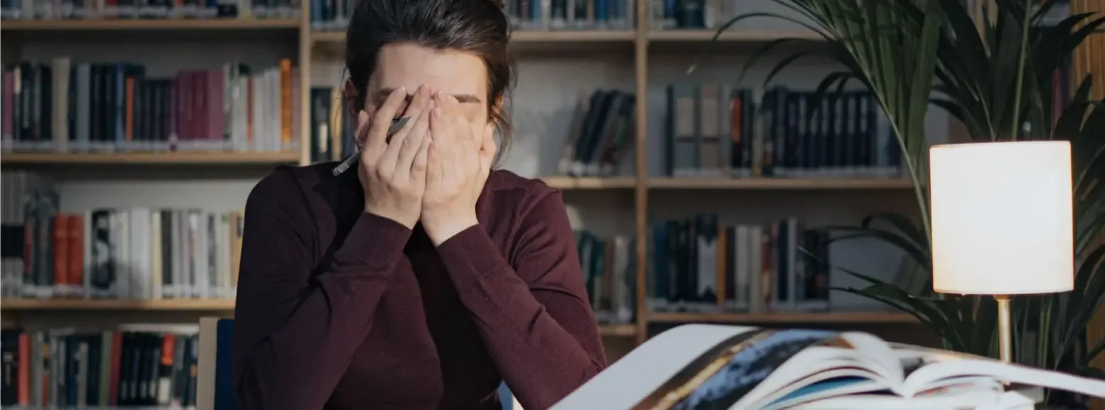 Chica intentando estudiar inglés